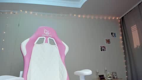 Snapshot of teeencutee chatting on February 17, 8:30 am Monika --------------2 stream 700 GMT day online show from February 17, 8:30 am