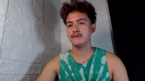 Snapshot of tempting_jon chatting on April 2, 3:59 am tempting_jon online show from April 2, 3:59 am