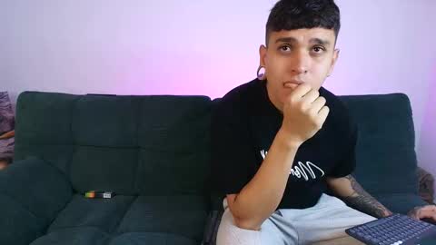 Snapshot of tender_dust chatting on October 27, 3:54 am tender_dust online show from October 27, 3:54 am