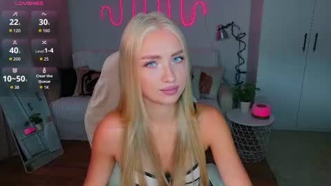 Snapshot of tessahamilton chatting on July 1, 2:40 pm TessaHamilton online show from July 1, 2:40 pm