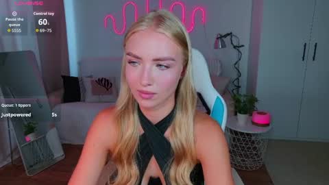 Snapshot of tessahamilton chatting on July 22, 10:07 am TessaHamilton online show from July 22, 10:07 am