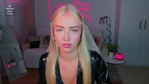 Snapshot of tessahamilton chatting on August 7, 1:13 pm TessaHamilton online show from August 7, 1:13 pm