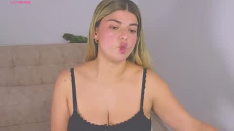 Snapshot of thamy_stark chatting on June 24, 5:01 pm Thamara online show from June 24, 5:01 pm