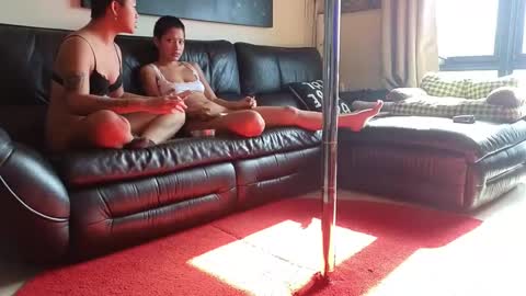 Snapshot of the_emmarouge chatting on December 6, 12:56 am the_emmarouge online show from December 6, 12:56 am