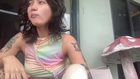 Snapshot of the_emmarouge chatting on January 11, 1:43 am the_emmarouge online show from January 11, 1:43 am