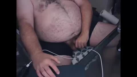 Snapshot of thebearking69 chatting on October 16, 4:35 am The Bear King online show from October 16, 4:35 am