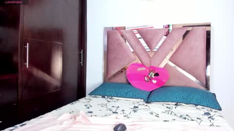 TheChicaNextDoor  online show from April 8, 11:16 pm