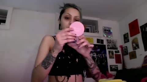 Snapshot of theeking_venus chatting on December 8, 2:18 am KIng Venus online show from December 8, 2:18 am