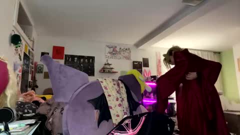 Snapshot of theeking_venus chatting on December 21, 3:25 am KIng Venus online show from December 21, 3:25 am