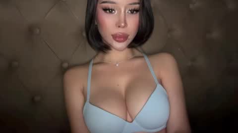 Elle  dont forget to folloW me and thumbs up online show from March 3, 1:50 pm