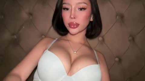 Elle  dont forget to folloW me and thumbs up online show from April 1, 12:22 am