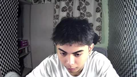 Snapshot of thehugecomeback chatting on December 4, 10:35 am Xerxis online show from December 4, 10:35 am