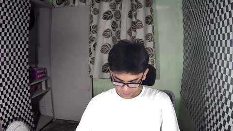 Snapshot of thehugecomeback chatting on December 4, 1:42 pm Xerxis online show from December 4, 1:42 pm