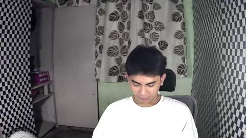 Snapshot of thehugecomeback chatting on December 5, 4:12 pm Xerxis online show from December 5, 4:12 pm