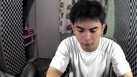 Snapshot of thehugecomeback chatting on December 7, 9:17 am Xerxis online show from December 7, 9:17 am