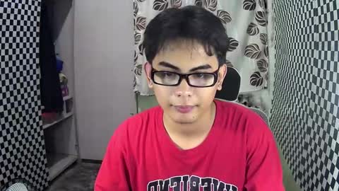 Snapshot of thehugecomeback chatting on December 10, 9:44 am Xerxis online show from December 10, 9:44 am