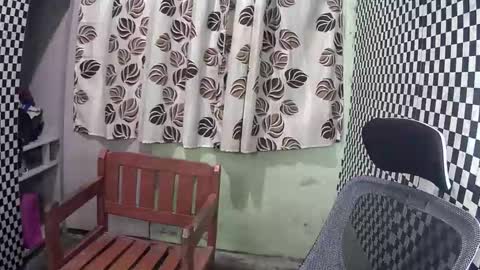 Snapshot of thehugecomeback chatting on December 22, 5:10 pm Xerxis online show from December 22, 5:10 pm