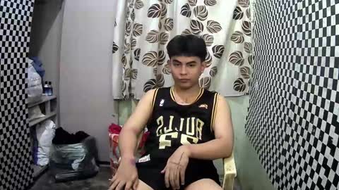 Snapshot of thehugecomeback chatting on January 22, 3:51 pm Xerxis online show from January 22, 3:51 pm