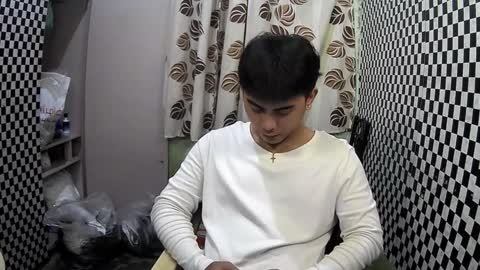 Snapshot of thehugecomeback chatting on February 6, 11:37 pm Xerxis online show from February 6, 11:37 pm