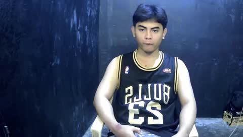 Snapshot of thehugecomeback chatting on February 8, 9:15 pm Xerxis online show from February 8, 9:15 pm