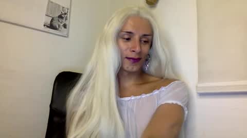 Snapshot of thematryoshka chatting on December 20, 2:52 am Lucy Lucy online show from December 20, 2:52 am