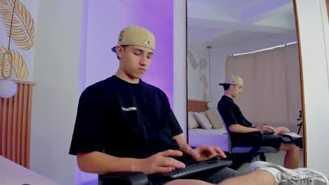  THEO- MATEO  online show from December 19, 1:29 pm