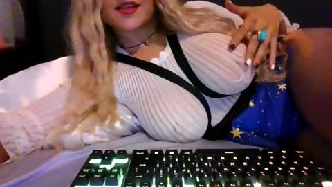 Snapshot of thepeachprincess chatting on November 10, 5:56 pm the peach princess online show from November 10, 5:56 pm