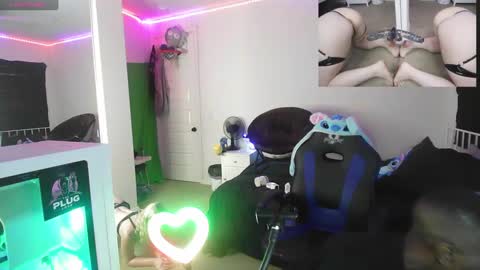 Snapshot of thepluglove chatting on September 19, 10:32 pm The Plug Love Friends online show from September 19, 10:32 pm