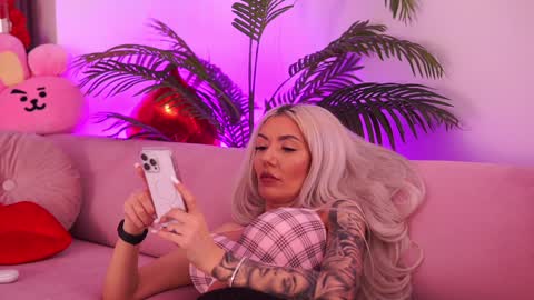 Snapshot of therealfallingangel chatting on January 11, 6:12 pm Deea online show from January 11, 6:12 pm