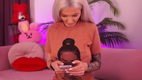 Snapshot of therealfallingangel chatting on January 31, 4:27 pm Deea online show from January 31, 4:27 pm