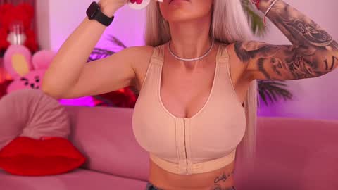 Snapshot of therealfallingangel chatting on March 6, 8:41 am Deea online show from March 6, 8:41 am