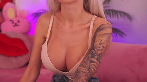 Snapshot of therealfallingangel chatting on October 11, 7:07 am Deea online show from October 11, 7:07 am