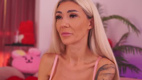 Snapshot of therealfallingangel chatting on November 2, 9:11 am Deea online show from November 2, 9:11 am