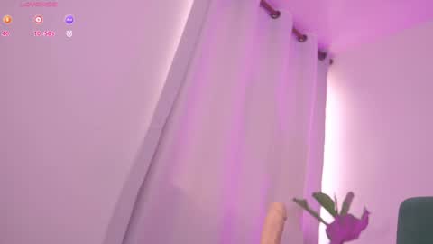 Snapshot of therealpeach_ chatting on December 14, 2:21 pm    online show from December 14, 2:21 pm