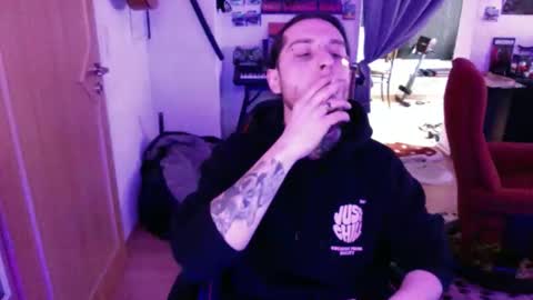 Snapshot of theshowercock chatting on December 16, 11:26 am theshowercock online show from December 16, 11:26 am