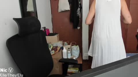 Nicole online show from April 22, 3:02 pm