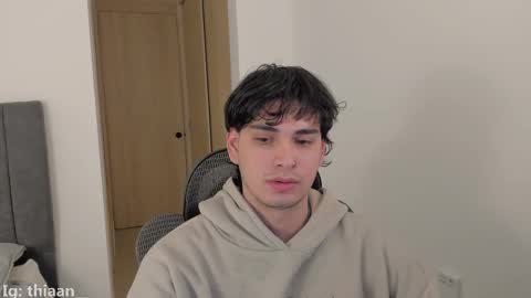 Snapshot of thiaan__ chatting on November 25, 12:21 am thiaan__ online show from November 25, 12:21 am