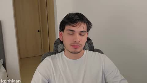 Snapshot of thiaan__ chatting on December 21, 5:47 am thiaan__ online show from December 21, 5:47 am