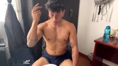 Snapshot of thiago_happy chatting on April 14, 5:19 pm thiago_happy online show from April 14, 5:19 pm