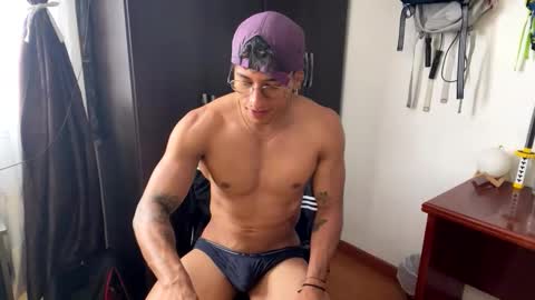 Snapshot of thiago_happy chatting on May 12, 7:00 pm thiago_happy online show from May 12, 7:00 pm