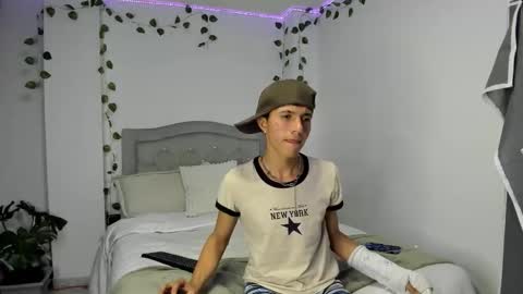 Snapshot of thiago_n_sam chatting on January 15, 6:40 am thiago_n_sam online show from January 15, 6:40 am