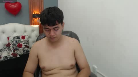 thiago_saenzz online show from March 5, 5:31 pm