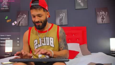 Thia Gomez online show from December 6, 5:55 pm