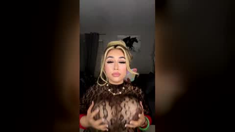Snapshot of thicklatinamami1 chatting on April 29, 7:56 am thicklatinamami1 online show from April 29, 7:56 am