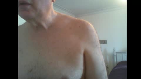 Snapshot of thickmelnik chatting on March 11, 4:43 am James online show from March 11, 4:43 am
