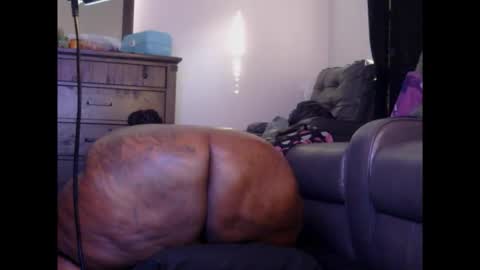 Thickumzz41 online show from May 26, 12:17 am