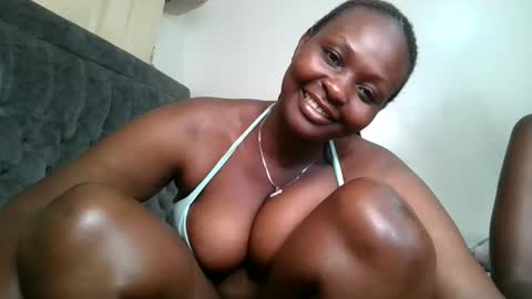 Snapshot of thicky_rue chatting on June 8, 1:28 am Rue online show from June 8, 1:28 am