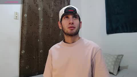 Snapshot of thiiago_tay chatting on December 15, 8:57 pm Thiiago online show from December 15, 8:57 pm