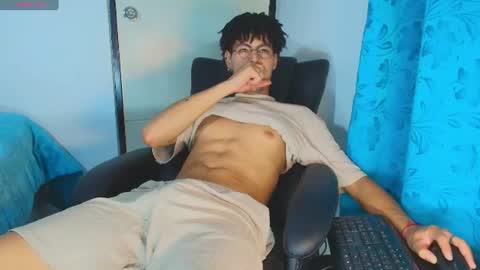 Snapshot of thiiagosaeenz chatting on June 24, 11:15 pm Thiago Saenzz online show from June 24, 11:15 pm