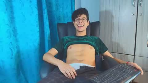 Snapshot of thiiagosaeenz chatting on July 18, 11:08 pm Thiago Saenzz online show from July 18, 11:08 pm